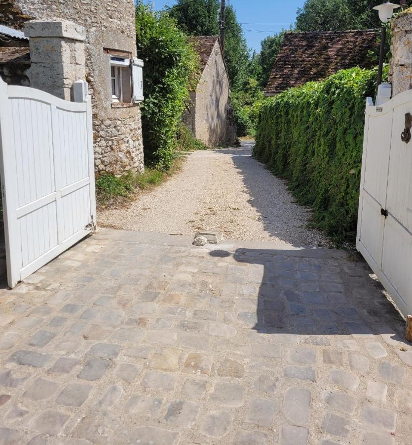 De La Tour De Loire - 65 M2 Au Pied D'une Tour De Gue Du 17eme Siecle