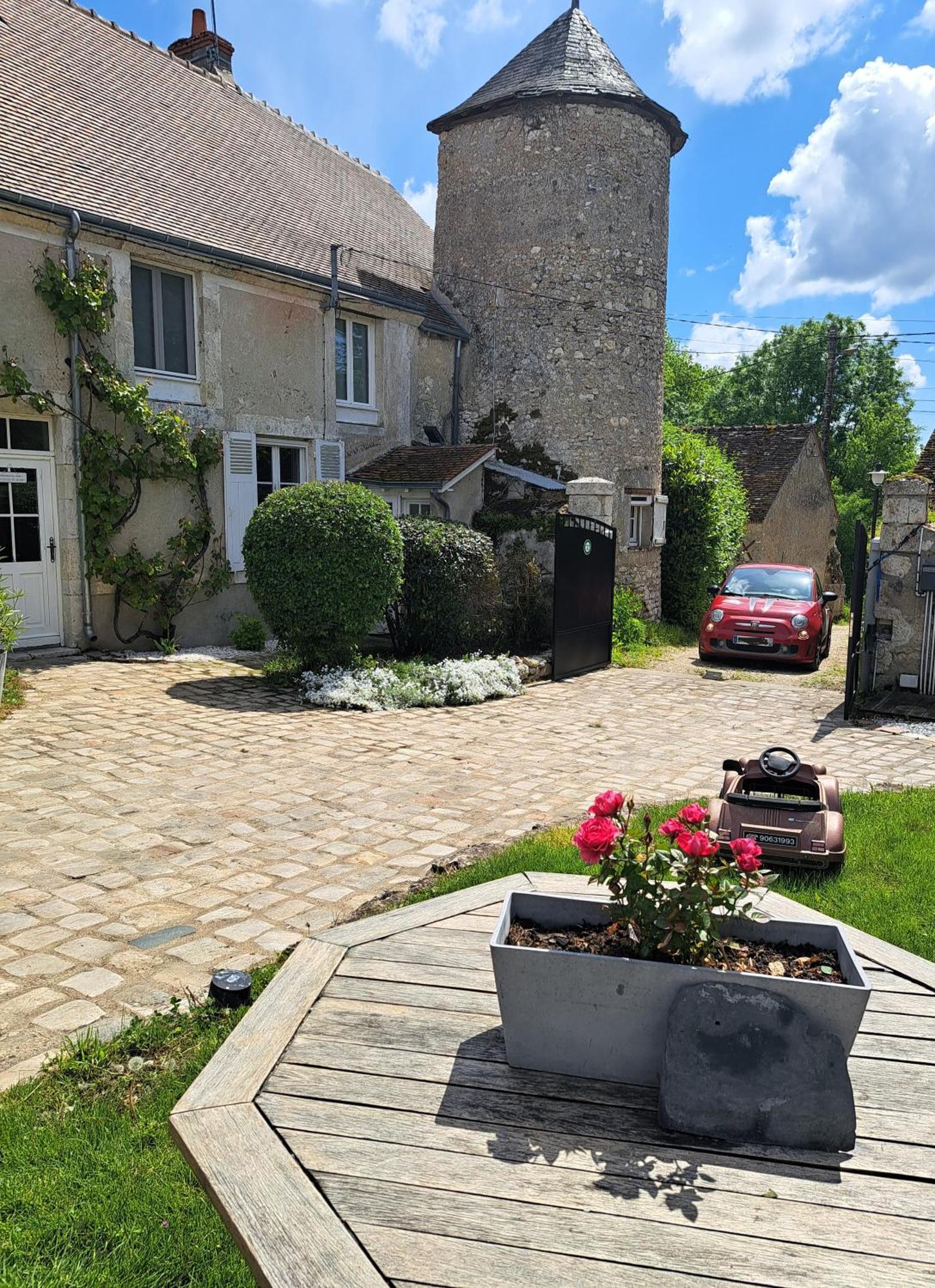 Holiday home De La Tour De Loire - 65 M2 Au Pied D'une Tour De Gue Du 17eme Siecle *