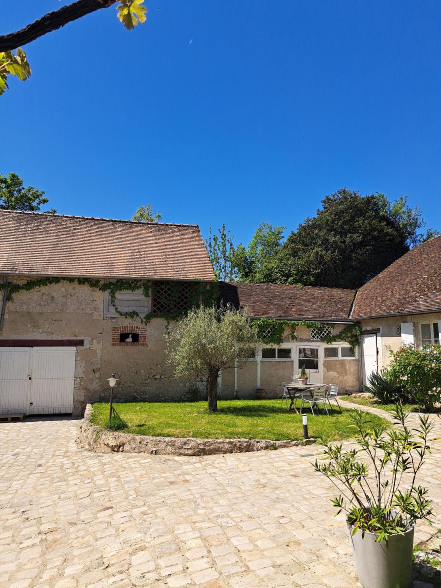 De La Tour De Loire - 65 M2 Au Pied D'une Tour De Gue Du 17eme Siecle *